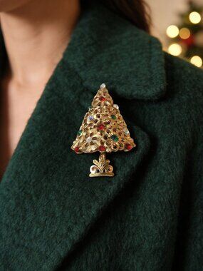 Vintage 1960s MYLU Gold Tone Multi-Color Rhinestone Christmas Tree Brooch.